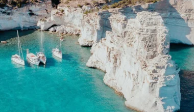 Τραυματίστηκε 34χρονη τουρίστρια στο «Κλέφτικο» της Μήλου μετά από αποκόλληση βράχων