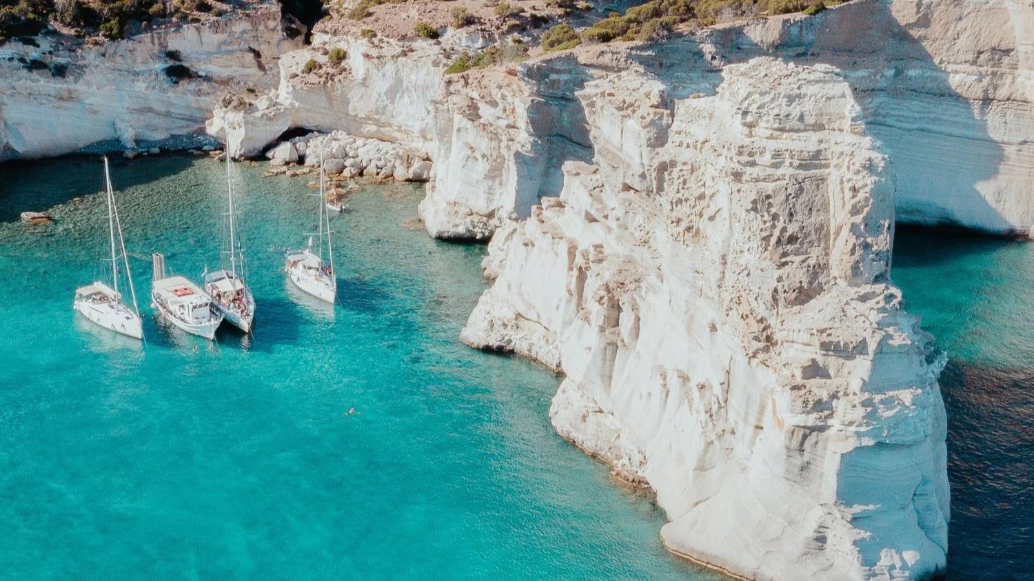 Τραυματίστηκε 34χρονη τουρίστρια στο «Κλέφτικο» της Μήλου μετά από αποκόλληση βράχων