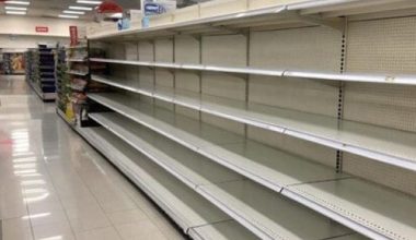 Πρωτοφανείς εικόνες και στο «απομακρυσμένο» Λβιβ της Ουκρανίας: Άδειασαν τα ράφια σε μεγάλα σούπερ μάρκετ (βίντεο)