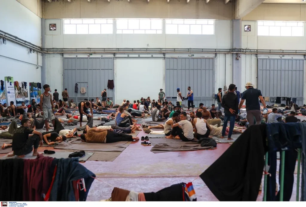 Εικόνες για γέλια και για κλάματα: «Ανήλικοι» αλλοδαποί παίζουν με παιχνίδια σε ΜΚΟ στο Κιλκίς