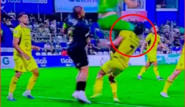 Βίντεο: Η στιγμή που τερματοφύλακας χτυπά με το γόνατο στο πρόσωπο αντίπαλό του στην Παραγουάη