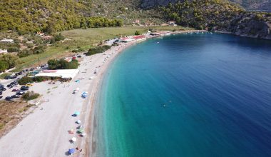 Πέντε παραλίες κοντά στην Αθήνα για μία τελευταία καλοκαιρινή βουτιά