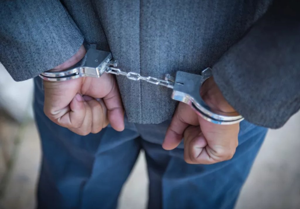 Χειροπέδες σε 65χρονο που επισκέφθηκε τον γιο του στις φυλακές Χανίων και του μετέφερε… ναρκωτική ουσία