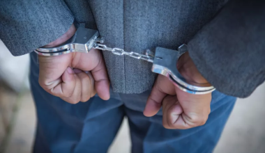 Χειροπέδες σε 65χρονο που επισκέφθηκε τον γιο του στις φυλακές Χανίων και του μετέφερε… ναρκωτική ουσία