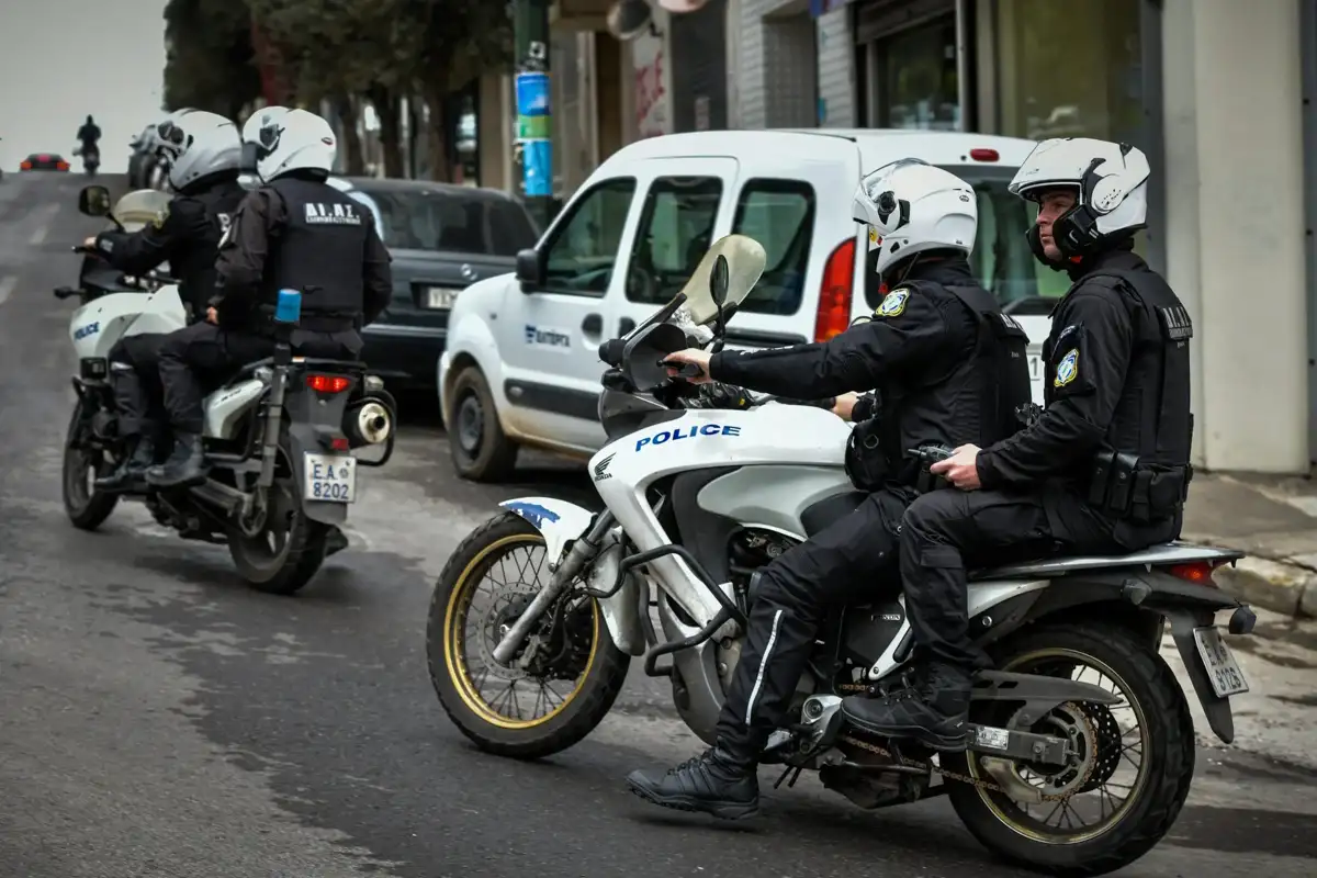 Πλαστά χαρτονομίσματα, μαχαίρι «πεταλούδα» και κλεμμένα μετρητά είχε μαζί του ο συλληφθείς στη Σάμο