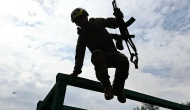 Βίντεο: Ουκρανός στρατιώτης κλωτσά μη εκραγείσα οβίδα κατά τη μεταφορά τραυματία – Κανείς δεν επέζησε!
