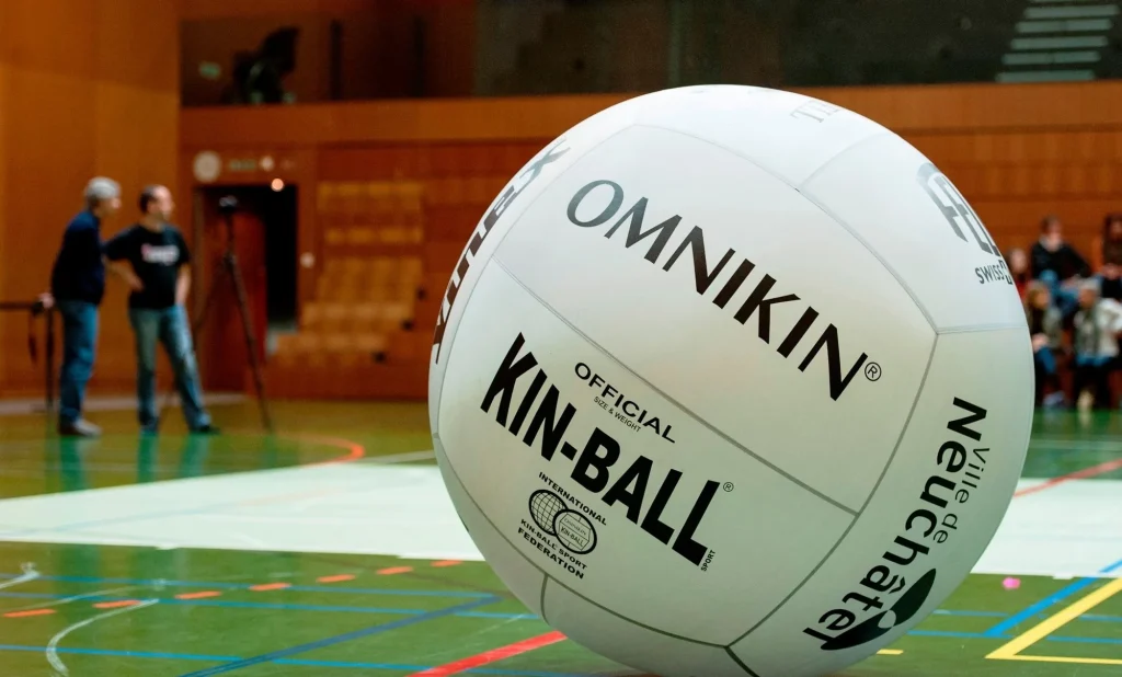 Kin-Ball: Το παιχνίδι με τρεις ομάδες και μία τεράστια μπάλα