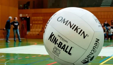Kin-Ball: Το παιχνίδι με τρεις ομάδες και μία τεράστια μπάλα