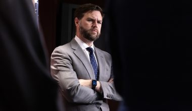 Τ.Ν.Βανς για την ανάρτηση του Ν.Τραμπ με το νησί Χαργκ: «Έστειλε μήνυμα στο Ιράν»