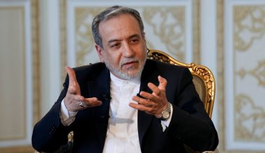Αμπάς Αραγτσί: «Οι ΗΠΑ να τηρήσουν το Μνημόνιο του Ισλαμαμπάντ για να τερματιστεί ο πόλεμος»