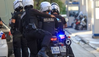 Ξυλοδαρμός και τραυματισμοί τριών αστυνομικών στη Λάρισα: Συνελήφθη 44χρονος, ο πατέρας του και ένας φίλος του