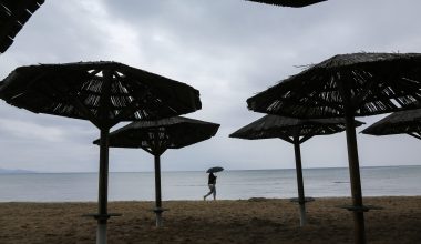 Άστατος ο καιρός τις επόμενες ημέρες με βροχές και καταιγίδες: Πότε ανεβαίνει ξανά ο υδράργυρος