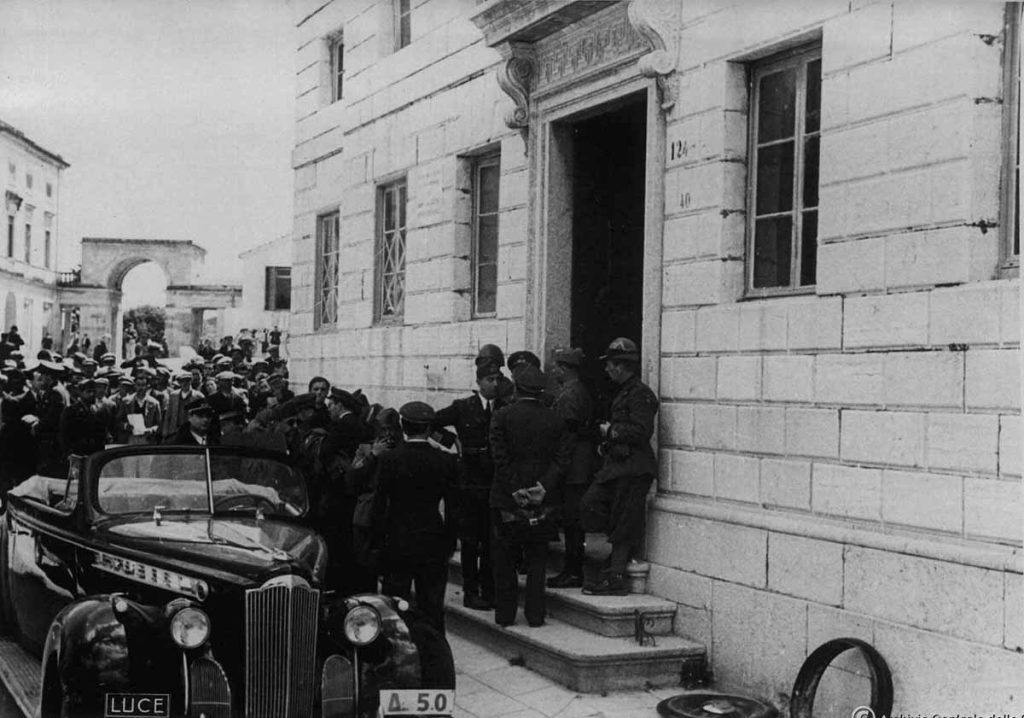 Σαν σήμερα: Οι Ιταλοί καταλαμβάνουν την Κέρκυρα μετά από μπαράζ ανελέητων βομβαρδισμών