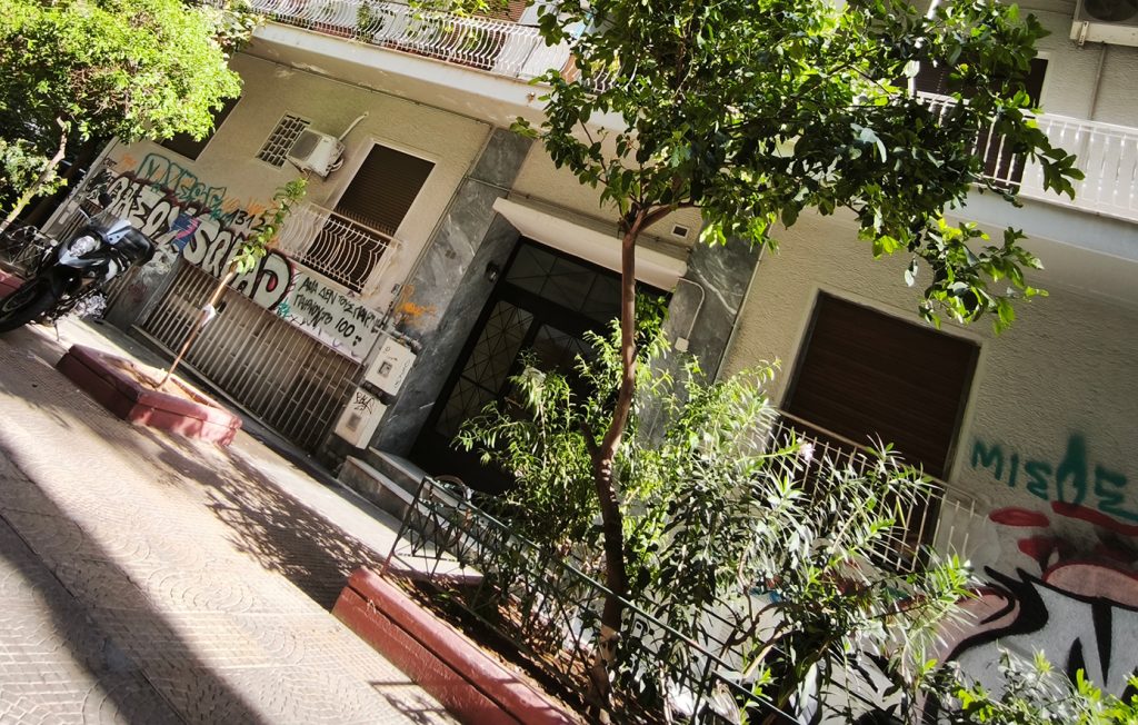 Τυλιγμένο μέσα σε ισοθερμικό σάκο βρέθηκε το νεκρό βρέφος στην Κυψέλη – Τα ευρήματα μέσα στο διαμέρισμα
