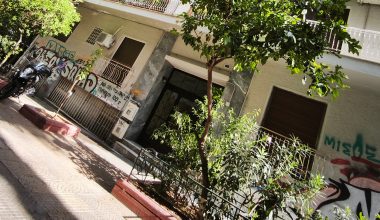 Τυλιγμένο μέσα σε ισοθερμικό σάκο βρέθηκε το νεκρό βρέφος στην Κυψέλη – Τα ευρήματα μέσα στο διαμέρισμα