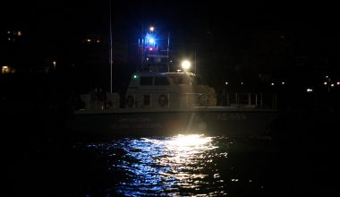 Εντοπίστηκε ακυβέρνητο ιστιοφόρο με δύο αλλοδαπούς επιβάτες ανατολικά της Σύμης