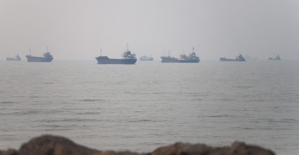 Έρημο τοπίο τα Στενά του Ορμούζ: Πόσα πλοία πέρασαν μέσα στο Σαββατοκύριακο