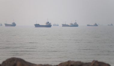 Έρημο τοπίο τα Στενά του Ορμούζ: Πόσα μόλις πλοία πέρασαν μέσα στο Σαββατοκύριακο