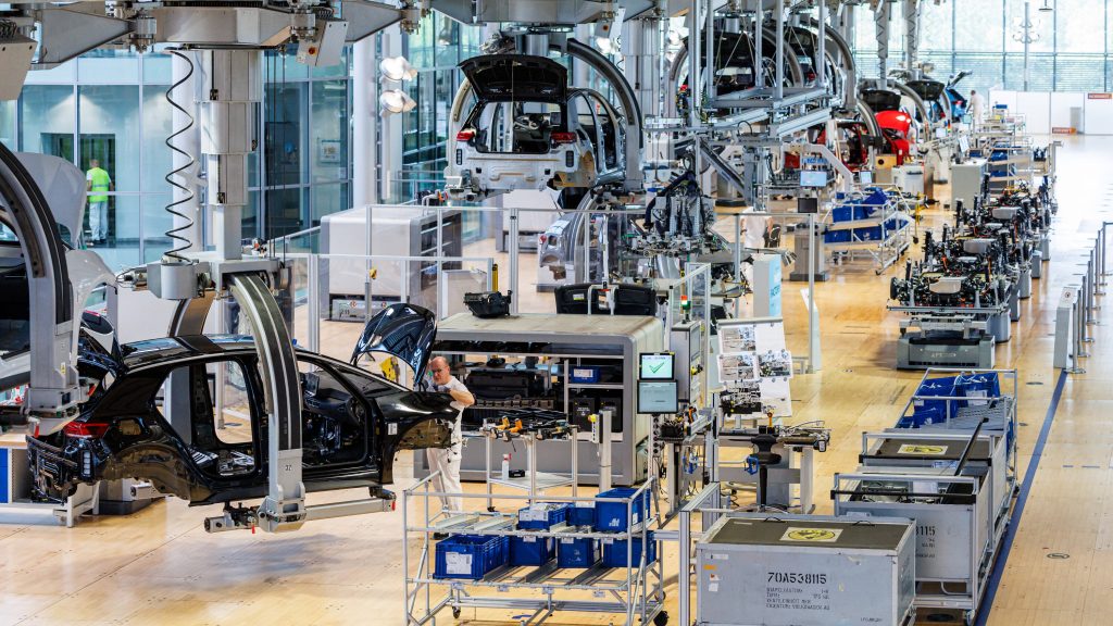 Ξεκίνησε να κλείνει εργοστάσια η Volkswagen και ζητά από τον Φ.Μερτς να «φρενάρει» την Κίνα
