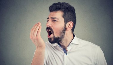 Δείτε γιατί το σκόρδο μένει στην αναπνοή για ώρες ακόμη και μετά το βούρτσισμα