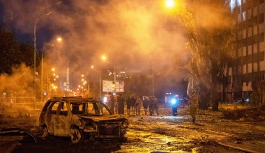 Νέα μαζική επίθεση της Ρωσίας με πυραύλους και drones στο Κίεβο – Ισχυρές εκρήξεις και ζημιές σε κτίρια