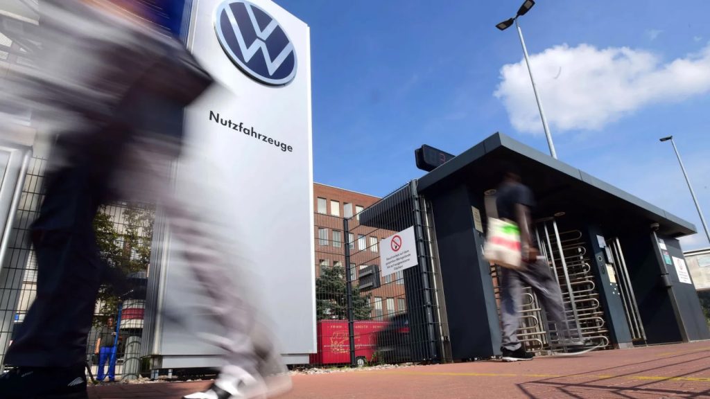 Volkswagen: Νέο «ψαλίδι» 50.000 θέσεων φέρνει σύγκρουση