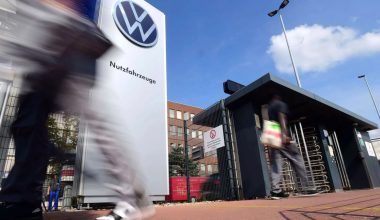 Volkswagen: Νέο «ψαλίδι» 50.000 θέσεων φέρνει σύγκρουση