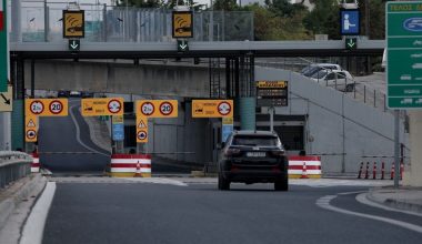 Χειροπέδες σε 90χρονο που οδηγούσε ανάποδα στην Αττική Οδό: Του είχε αφαιρεθεί το δίπλωμα πριν από 8 χρόνια
