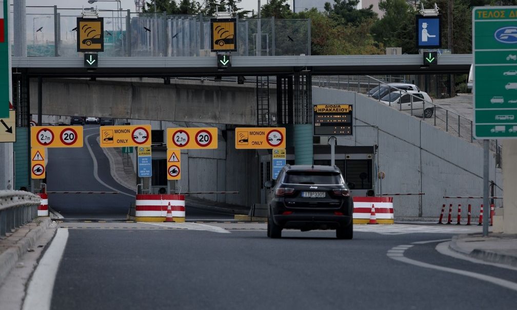 Χειροπέδες σε 90χρονο που οδηγούσε ανάποδα στην Αττική Οδό: Του είχε αφαιρεθεί το δίπλωμα πριν από 8 χρόνια
