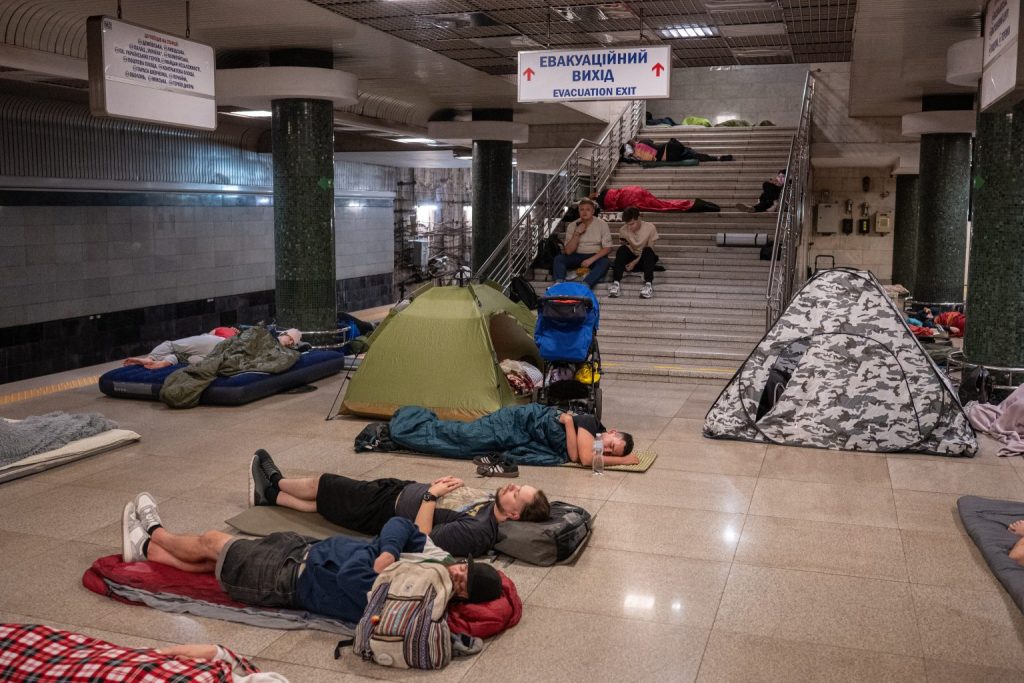Κίεβο: Eκατοντάδες Ουκρανοί βρίσκουν καταφύγιο σε σταθμούς του μετρό εν μέσω ρωσικών αεροπορικών επιδρομών (βίντεο)