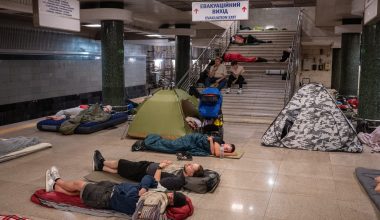 Κίεβο: Eκατοντάδες Ουκρανοί βρίσκουν καταφύγιο σε σταθμούς του μετρό εν μέσω ρωσικών αεροπορικών επιδρομών (βίντεο)