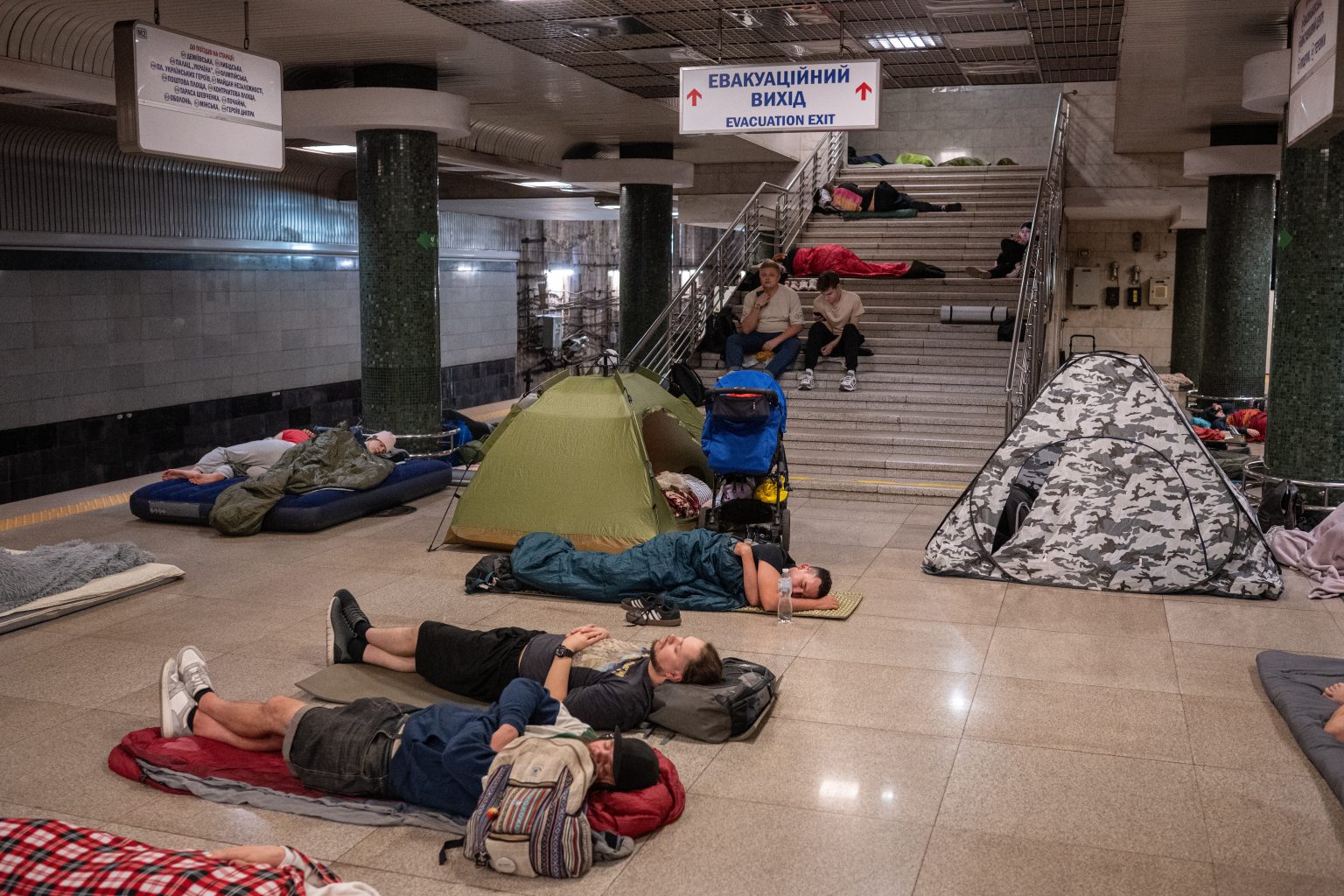 Κίεβο: Eκατοντάδες Ουκρανοί βρίσκουν καταφύγιο σε σταθμούς του μετρό εν μέσω ρωσικών αεροπορικών επιδρομών (βίντεο)