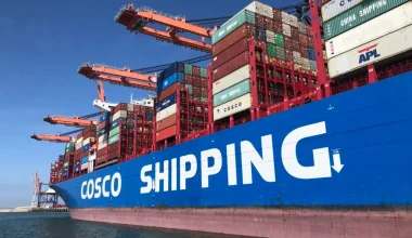 Μέτωπο με την COSCO ανοίγουν οι ΗΠΑ: «Μας κατασκοπεύετε με εξοπλισμό εγκαταστημένο στα πλοία σας»