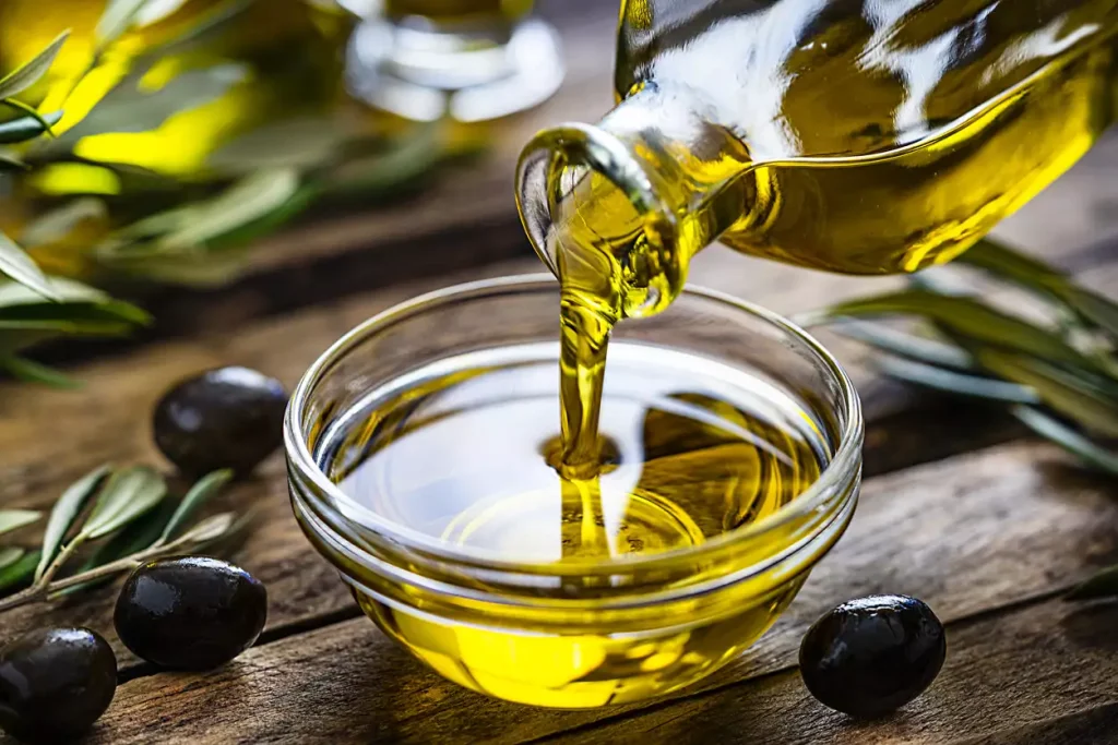 Τι συμβαίνει στο σώμα αν πίνουμε ελαιόλαδο μόλις ξυπνήσουμε – Η αλήθεια πίσω από τη δημοφιλή συνήθεια