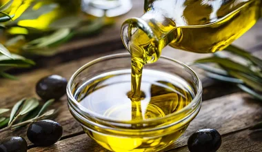 Τι συμβαίνει στο σώμα αν πίνουμε ελαιόλαδο μόλις ξυπνήσουμε – Η αλήθεια πίσω από τη δημοφιλή συνήθεια