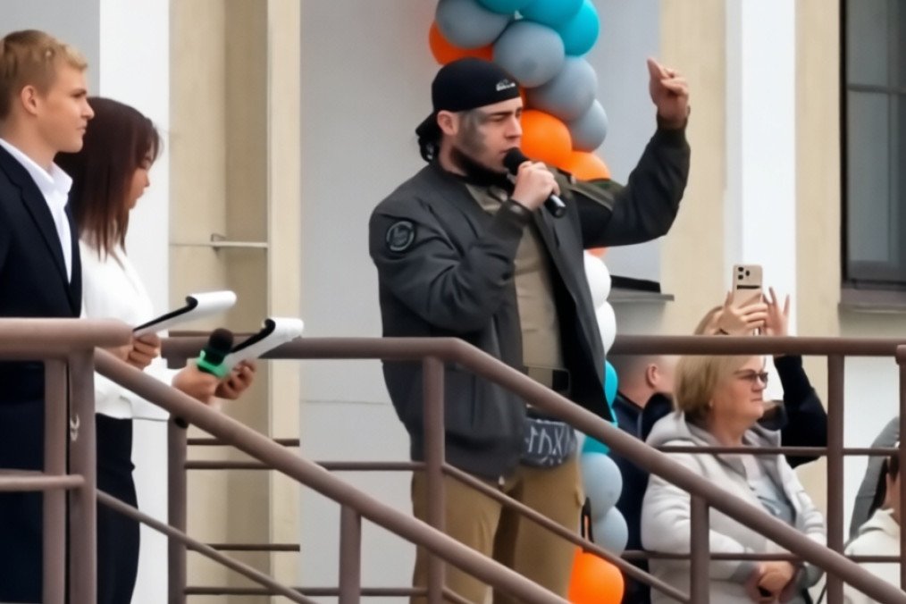 Ρώσος στρατιωτικός σε παιδιά δημοτικού: «Αν θέλετε όλοι να μιλάνε ρωσικά, μελετήστε πώς λειτουργεί το καλάσνικοφ»