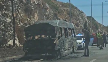 Βάρκιζα: Στις φλόγες σχολικό λεωφορείο που κινούνταν στη λεωφ.Αθηνών-Σουνίου – Καταστράφηκε ολοσχερώς
