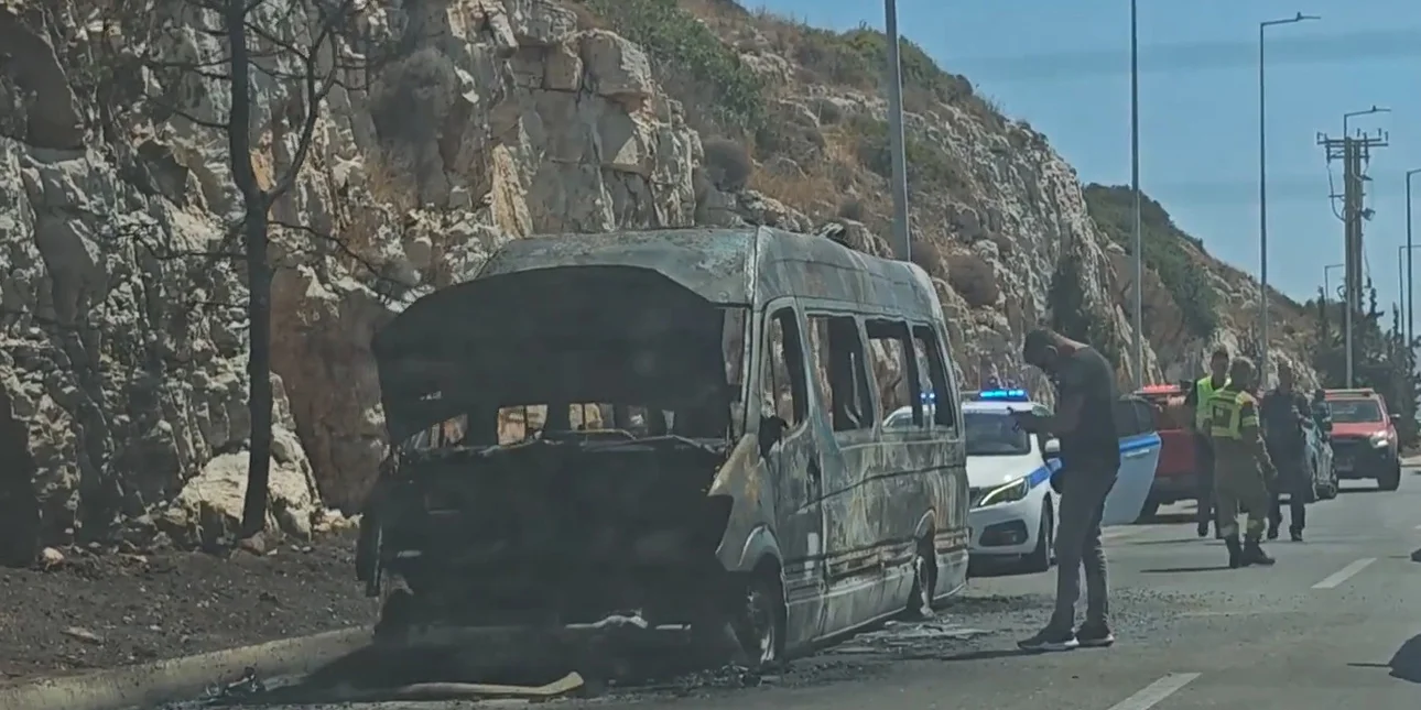 Βάρκιζα: Στις φλόγες σχολικό λεωφορείο που κινούνταν στη λεωφ.Αθηνών-Σουνίου – Καταστράφηκε ολοσχερώς