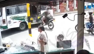 Κολομβία: Μοτοσικλετιστής παραβίασε STOP & «καρφώθηκε» σε λεωφορείο – Μπήκε μέσα από την… ανοιχτή πόρτα (βίντεο)