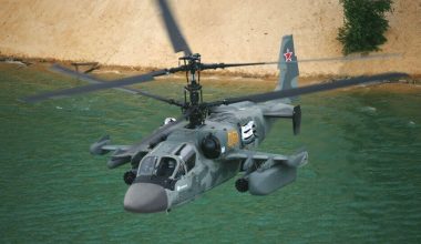 Bίντεο: Ρωσικό επιθετικό ελικόπτερο Ka-52 Alligator καταρρίπτει ουκρανικό drone