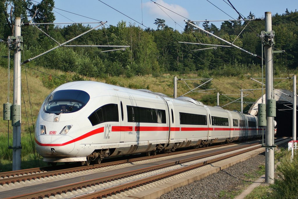 Γερμανία: Άνοιξε ξαφνικά πόρτα τρένου ICE ενώ κινούνταν με 200 χλμ./ώρα!