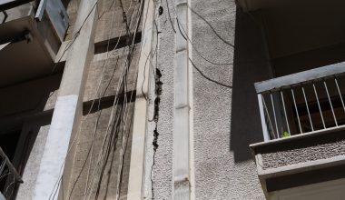 Νέες ρωγμές σε πολυκατοικίες στην Κυψέλη: «Τις τελευταίες πέντε μέρες το κτίριο κουνήθηκε 2 φορές»