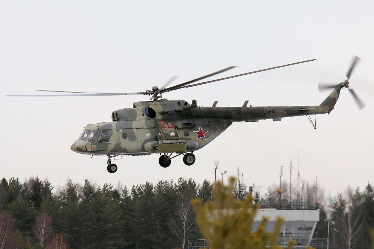 Bίντεο: H στιγμή που ρωσικό ελικόπτερο Mi-8 πραγματοποιεί αναγκαστική προσγείωση σε δρόμο στη Σαχαλίνη