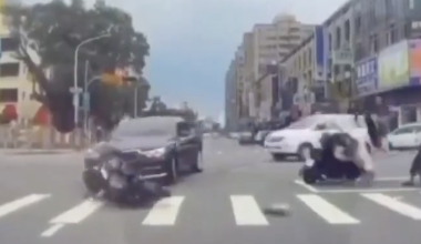 Βίντεο: Αναβάτης σε σκούτερ χτυπάει αυτοκίνητο και «εκτοξεύεται» πάνω σε άλλους οδηγούς δίκυκλων!