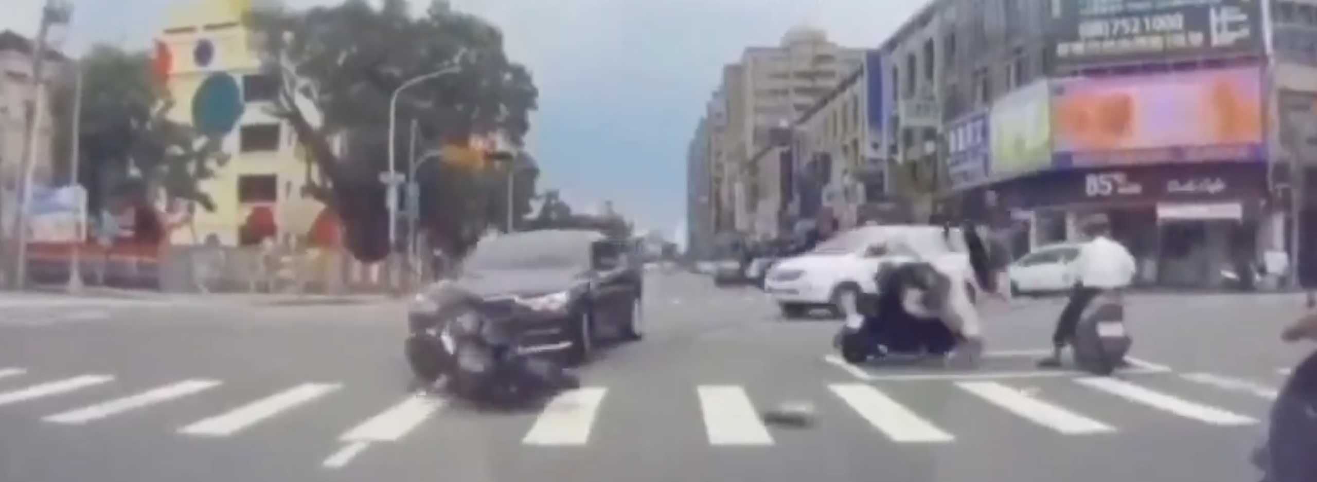 Βίντεο: Αναβάτης σε σκούτερ χτυπάει αυτοκίνητο και «εκτοξεύεται» πάνω σε άλλους οδηγούς δίκυκλων!
