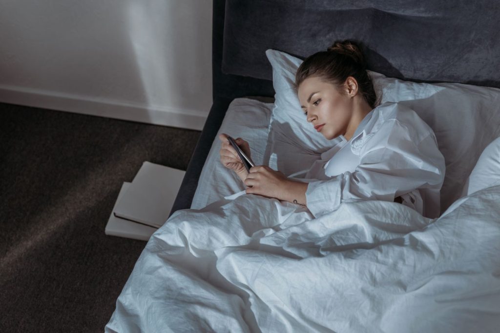 Bed rotting: Όταν θέλετε απλώς να μείνετε στο κρεβάτι και να μην κάνετε τίποτα – Τι μπορεί να σημαίνει