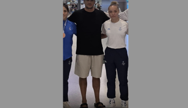 Ο διορισμένος προσωρινός πρόεδρος της Ομοσπονδίας Πυγμαχίας Γιώργος Γαζής υποδέχεται την αποστολή στο αεροδρόμιο με εμφάνιση… παραλίας!