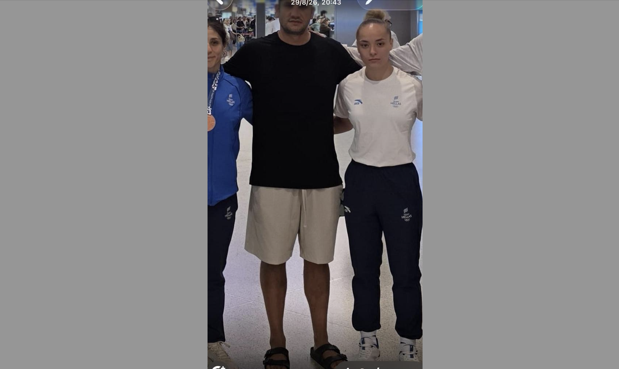 Ο διορισμένος προσωρινός πρόεδρος της Ομοσπονδίας Πυγμαχίας Γιώργος Γαζής υποδέχεται την αποστολή στο αεροδρόμιο με εμφάνιση… παραλίας!