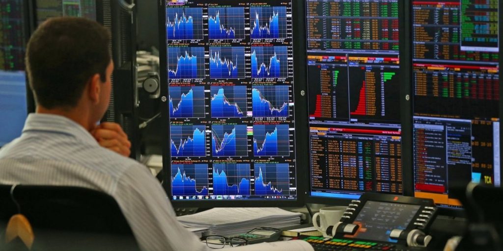 Ξένα funds αγοράζουν ελληνικές εταιρείες και τον Αύγουστο — Νιτσιάκος και Paperpack στο κάδρο