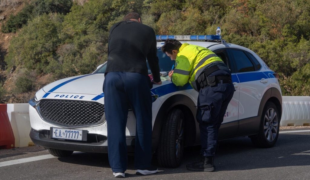 Έλεγχος από την Τροχαία: Τι να απαντήσετε όταν σας ρωτήσουν «ξέρετε γιατί σας σταμάτησα;»